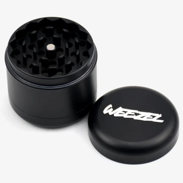 Pro Grinder aus Aluminium in schwarz, offen, stehend