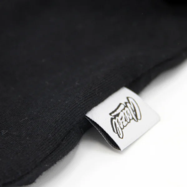 Schwarzes Oversized T-Shirt, WEEZEL. Logo Stoff-Fähnchen Detail