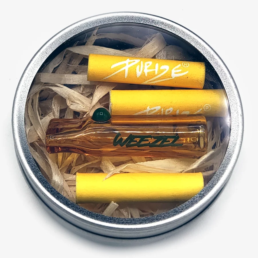 Gelbes Glasmundstück für Joints, mit grüner Perle und grünem WEEZEL Logo in der Aludose