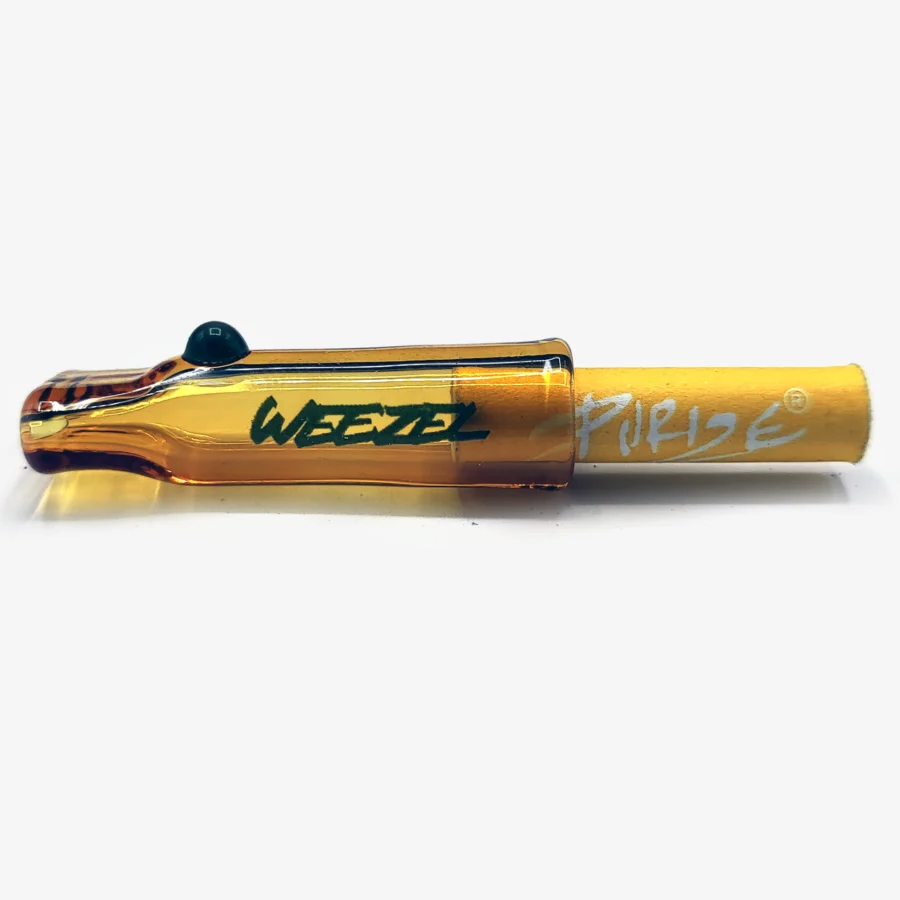 Gelbes Glasmundstück für Joints, mit grüner Perle und grünem WEEZEL Logo auf einem Purize Filter