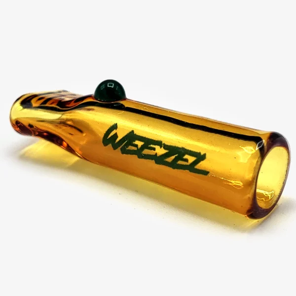 Gelbes Glasmundstück für Joints, mit grüner Perle und grünem WEEZEL Logo schräge Ansicht