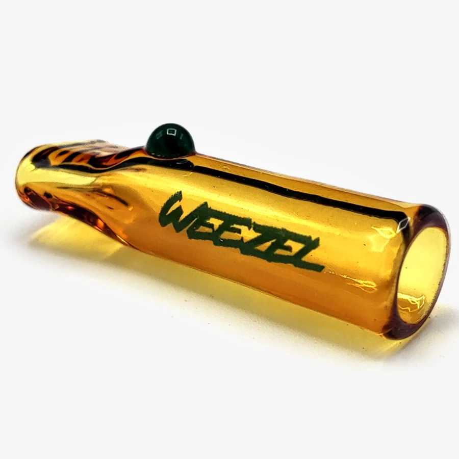Gelbes Glasmundstück für Joints, mit grüner Perle und grünem WEEZEL Logo schräge Ansicht