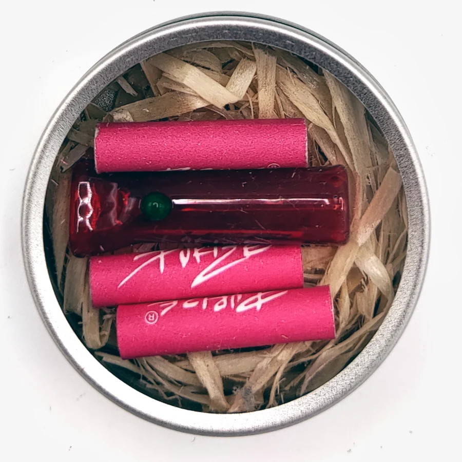 Rotes Glasmundstück für Joints, mit grüner Perle und grünem WEEZEL Logo in der Aludose