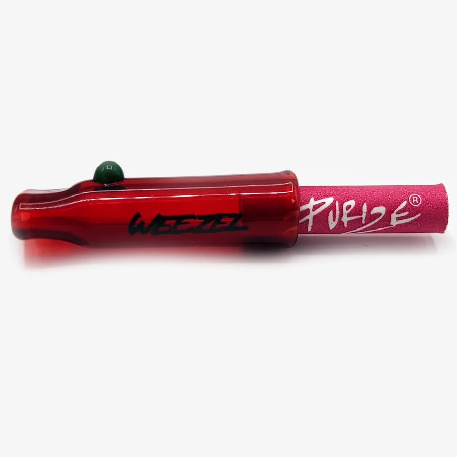 Rotes Glasmundstück für Joints, mit grüner Perle und grünem WEEZEL Logo auf einem Purize Filter