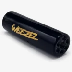 Der schwarze WEEZEL Flow Tip mit goldenem Logo Spiralfilter schräg