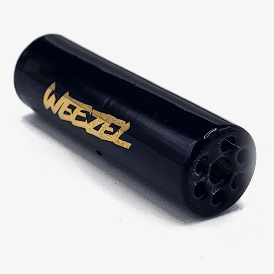 Der schwarze WEEZEL Flow Tip mit goldenem Logo Spiralfilter schräg