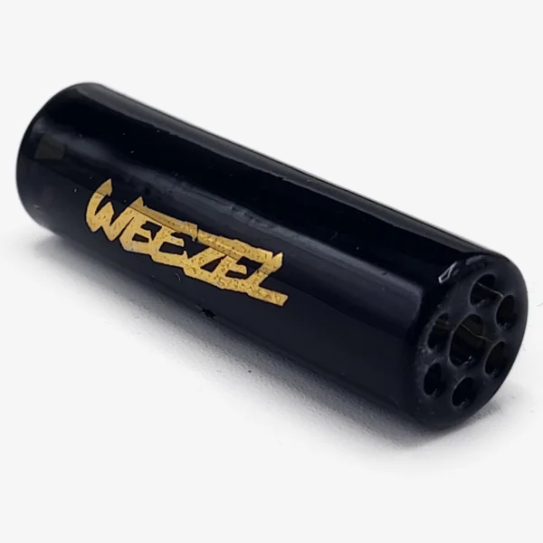 Der schwarze WEEZEL Flow Tip mit goldenem Logo Spiralfilter schräg