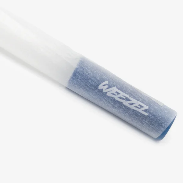 Blauer WEEZEL Flow Tip, mit weißem Logo, im Joint eingedreht, Detail seitlich