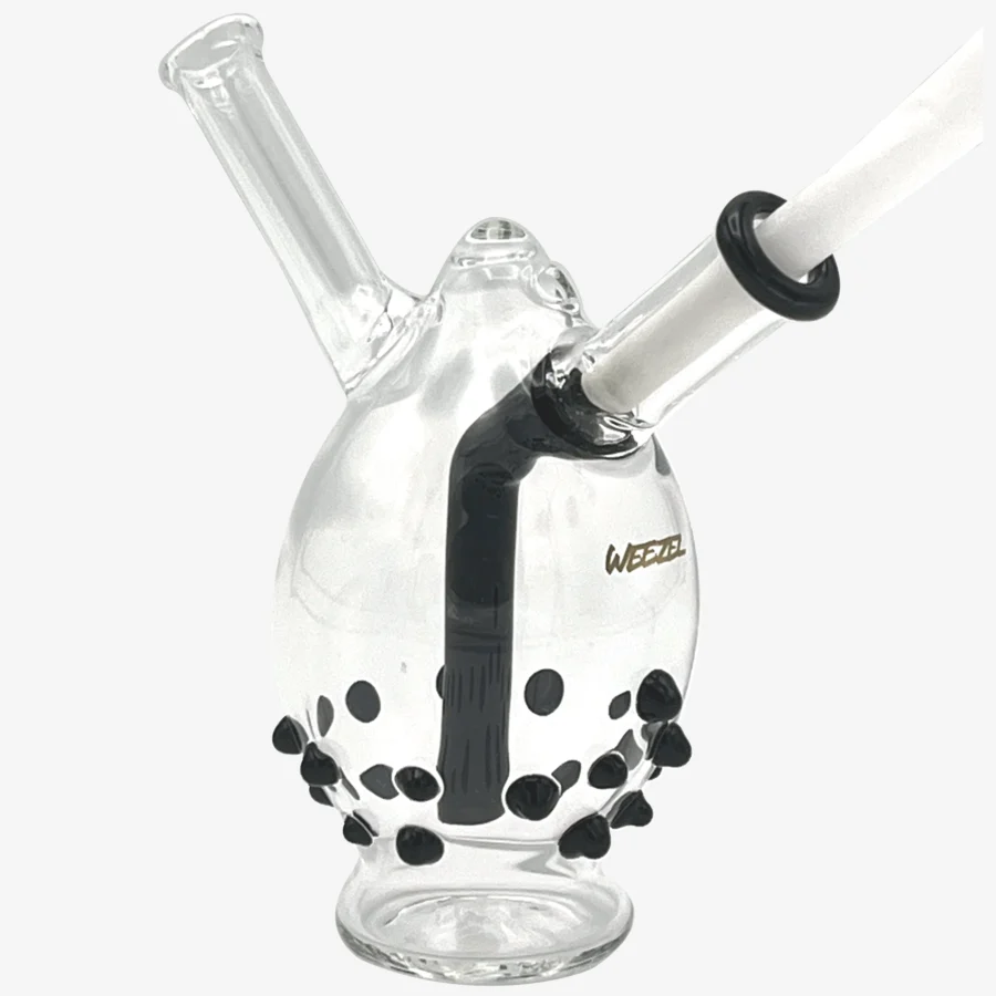 Beastie Bubbler Gold von WEEZEL in Ei-Bauform aus Glas mit schwarzen Noppen und goldener Logo-Aufschrift