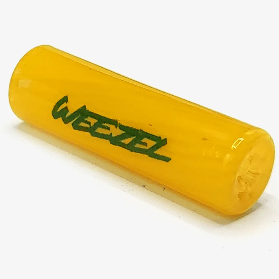 Der gelbe WEEZEL Flow Tip Spiralfilter mit grünem Logo, seitlich-schräge Ansicht