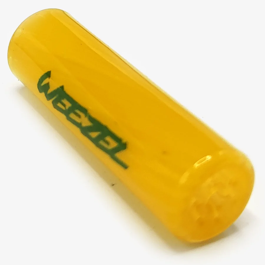 Der gelbe WEEZEL Flow Tip Spiralfilter mit grünem Logo, schräge Ansicht