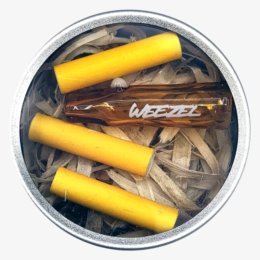 Gelbes Glasmundstück für Joints, mit weißer Perle und weißem WEEZEL Logo in der Alu Dose