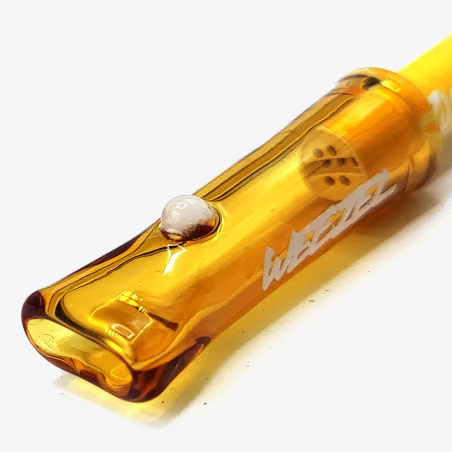 Gelbes Glasmundstück für Joints, mit weißer Perle und weißem WEEZEL Logo auf einem Purize Filter von hinten