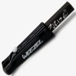 Schwarzes Glasmundstück für Joints, mit weißer Perle und weißem WEEZEL Logo auf PURIZE Filter schräg