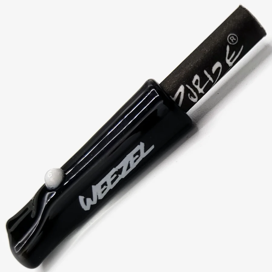 Schwarzes Glasmundstück für Joints, mit weißer Perle und weißem WEEZEL Logo auf PURIZE Filter schräg