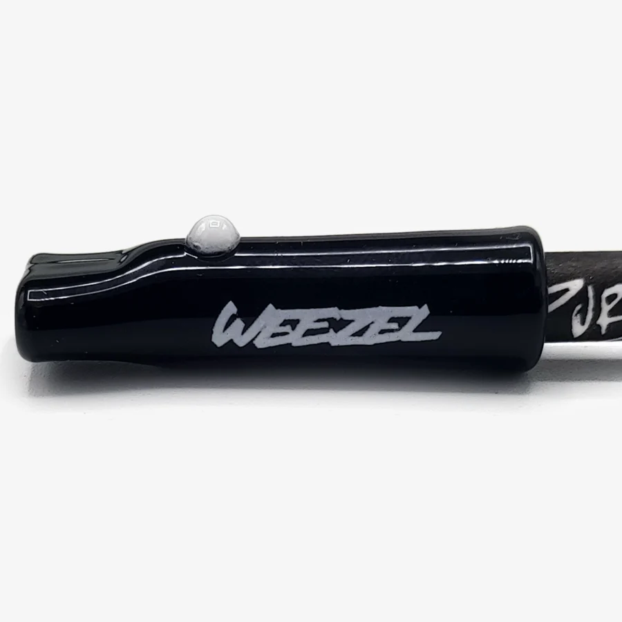 Schwarzes Glasmundstück für Joints, mit weißer Perle und weißem WEEZEL Logo auf PURIZE Filter von der Seite