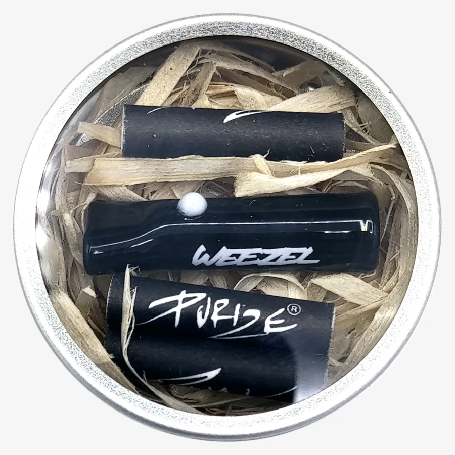Schwarzes Glasmundstück für Joints, mit weißer Perle und weißem WEEZEL Logo in der Alu Dose