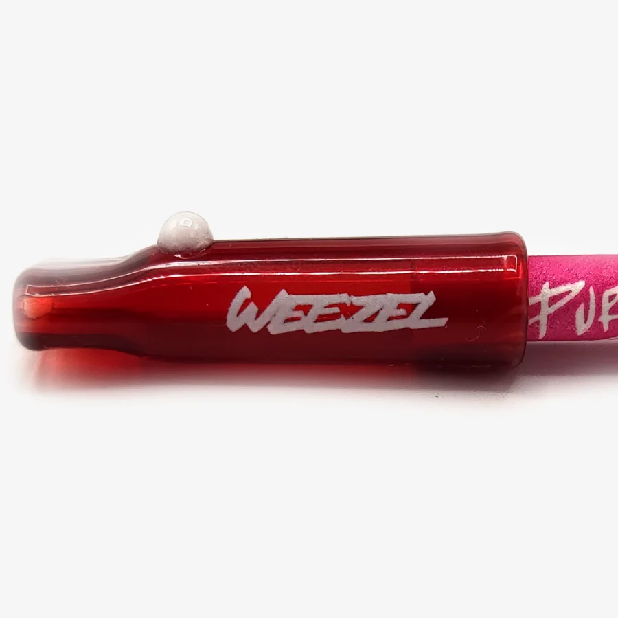 Rotes Glasmundstück für Joints, mit weißer Perle und weißem WEEZEL Logo auf einem Purize Filter seitlich